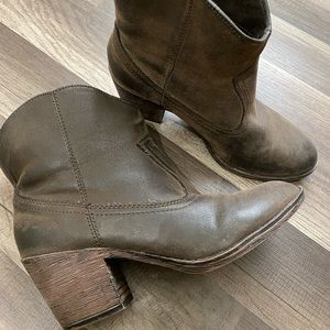 9 M Rocket Dog booties